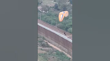 على الطريقة الطوفانية مهاجر ينجح في عبور حدود مليلية شمال المغرب 