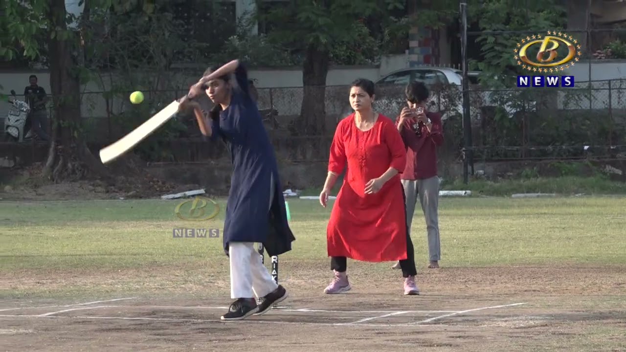 महिला दिनाच्या निमित्तानं रंगला महापालिकेतील महिला पदाधिकारी आणि शिक्षिकांमध्ये क्रिकेटचा सामना