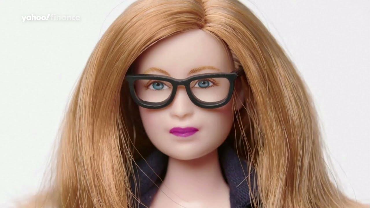 voordeel Periodiek Ter ere van New Barbie doll is created to honor the scientist that helped develop a  coronavirus vaccine - YouTube