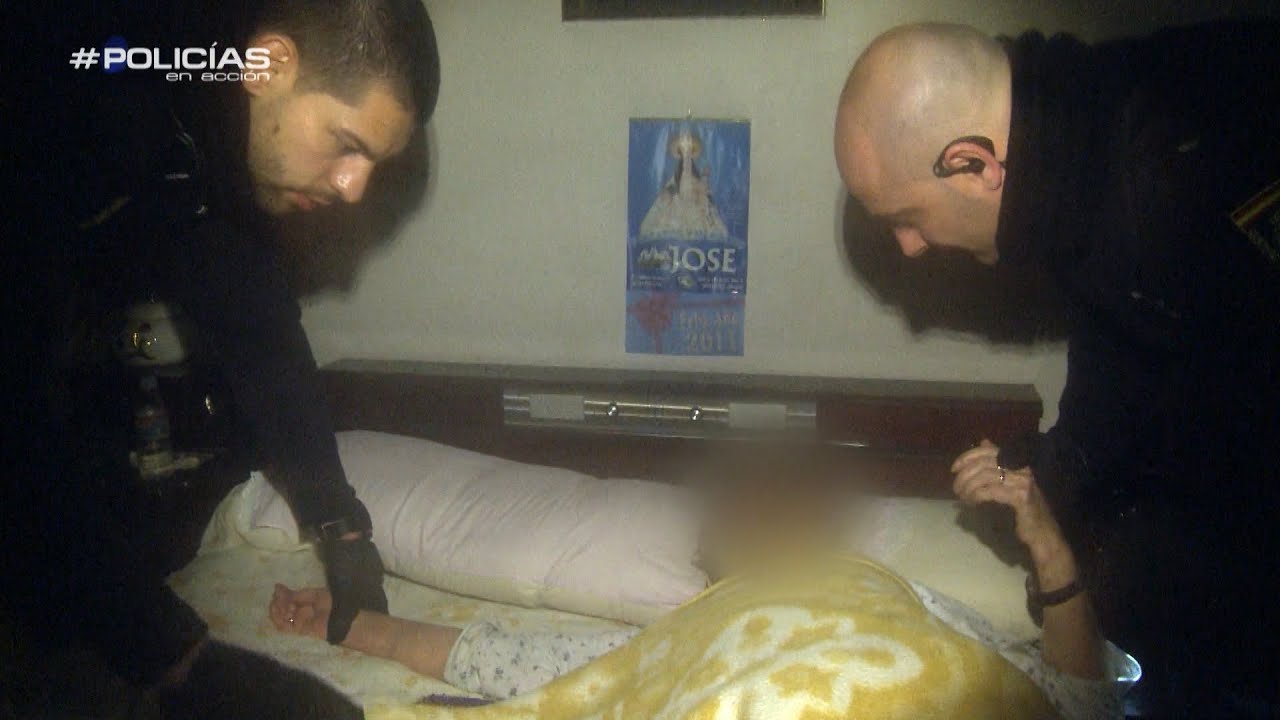 La Policía entra en el domicilio inundado y atienden a las personas - Policías en Acción