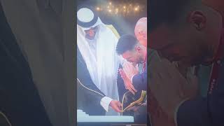 سمو أمير قطر يمنح ميسي البشت العربي لحمل كأس العالم chorts