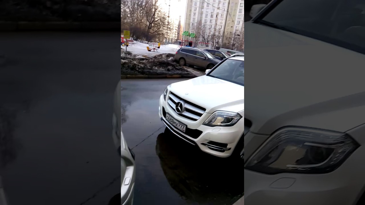 Машина стоит во дворе