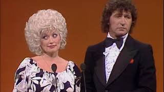 Famous CMA Awards 1980 Mac Davis - Dolly Parton Net Worth