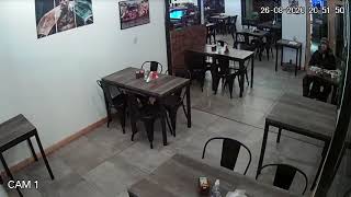 Hombre golpea un vidrio en bar de San Martín - LM Neuquén