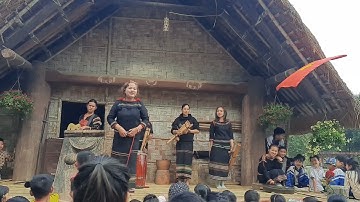 Người đồng bào dân tộc Êđê biểu diễn văn nghệ với khách du lịch