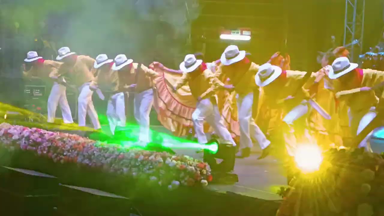 Danza en el festival internacional folclor en Ambato 