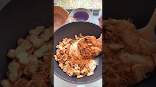 An immersive process of making "strawberry-only snowflake crisps" using sugar-free marshmallows