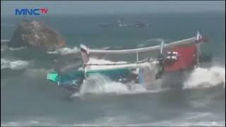 Detik-detik Perahu Nelayan Diterjang Ombak Besar di Pantai Puger Jember #LintasiNewsSiang 02/08