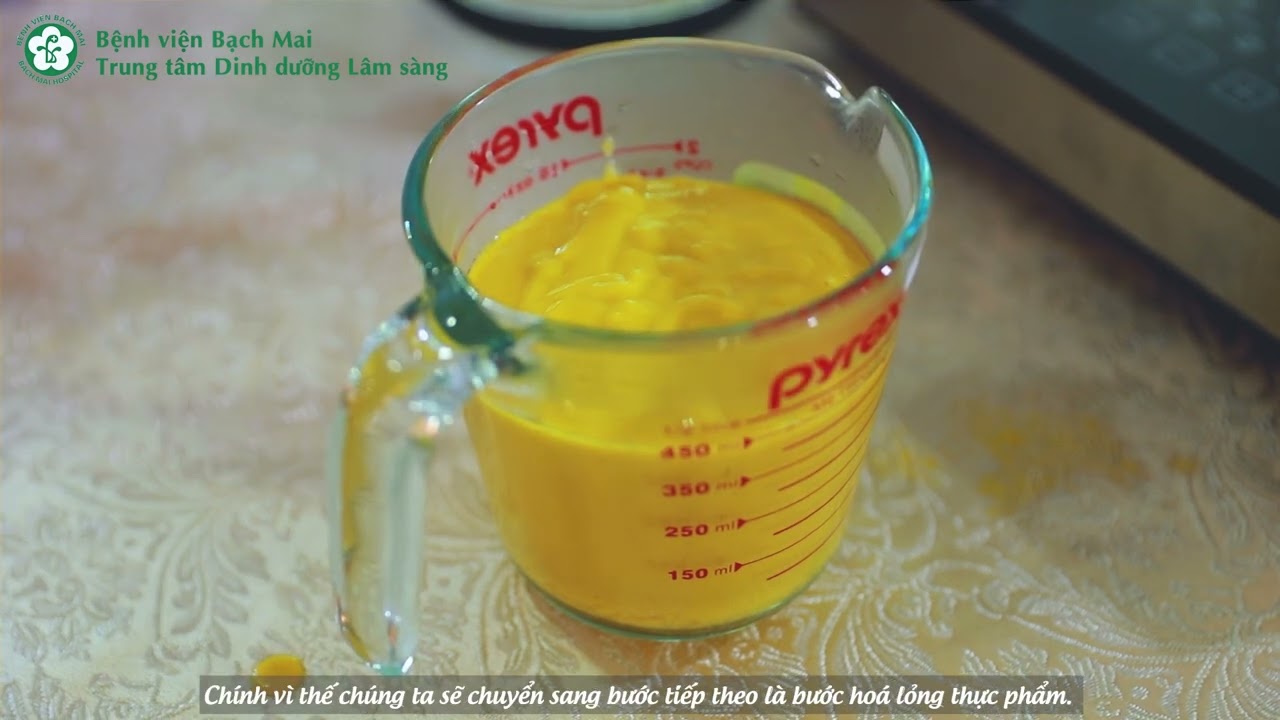 Súp ăn qua ống thông dạ dày cho người bệnh.