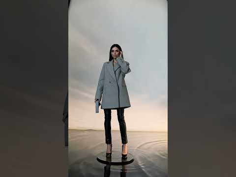 Коротке сучасне трендове демісезонне жіноче пальто піджак із поясом, видео 1