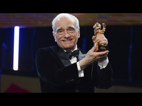 Hier bekommt Steven Spielberg den Berlinale-Ehrenbär von Bono überreicht