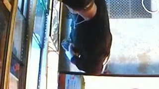 Homem esconde cobra na calca para rouba la de loja nos EUA assista