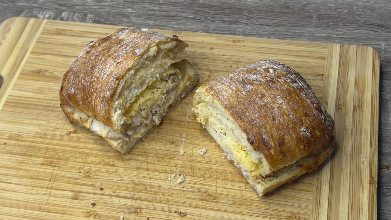 🔥 YOU ONLY NEED A FEW SIMPLE INGREDIENTS TO MAKE THE PERFECT MEAT & CHEESE SANDWICH!