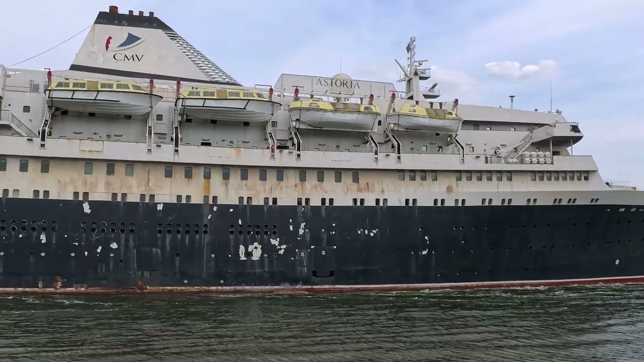 Oudste cruiseschip ter wereld vaart door Sas van Gent