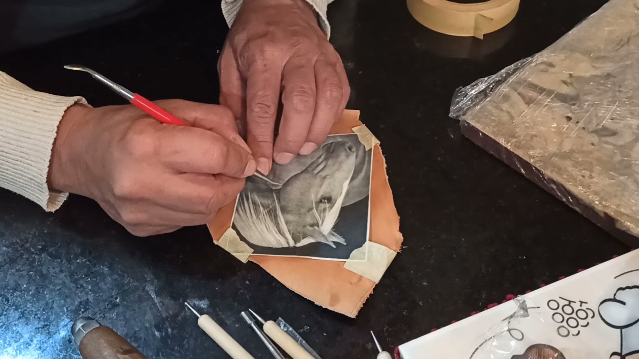 Probando el repujado en cuero con Buriles