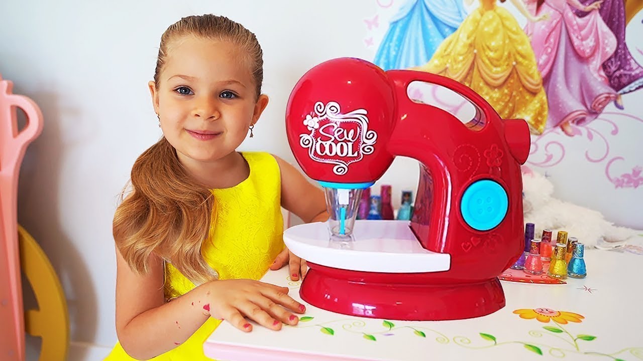 Diana hacen vestidos con máquina de coser de juguete para niños 