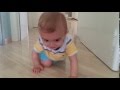 Миша ползает. Смешной малыш настигает :)) Cute baby crawling