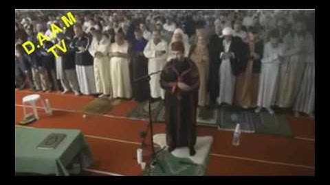 خالد رياض الذي فاز بلقب قارئ الجمهور يؤم المصلين في صلاة التراويح بمدينة باريس فرنسا