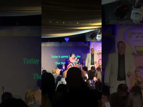 Hypnotised to sing Wonderwall in Chinese. #comedy #blackpool #hypnosis #kenwebster #stagehypnosis