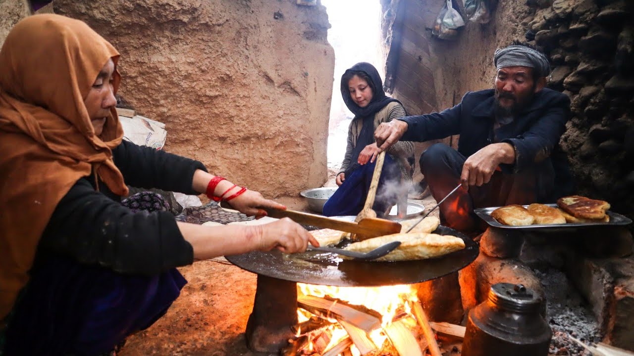 Living in a cave in the cold of winter | Oldest style of baking bread in Afghanistan