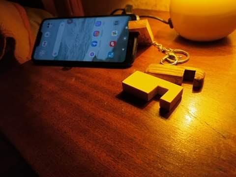 პატარა და მოსახერხებელი მობილურის დამხმარე აქსესუარი (ბრელოკი)