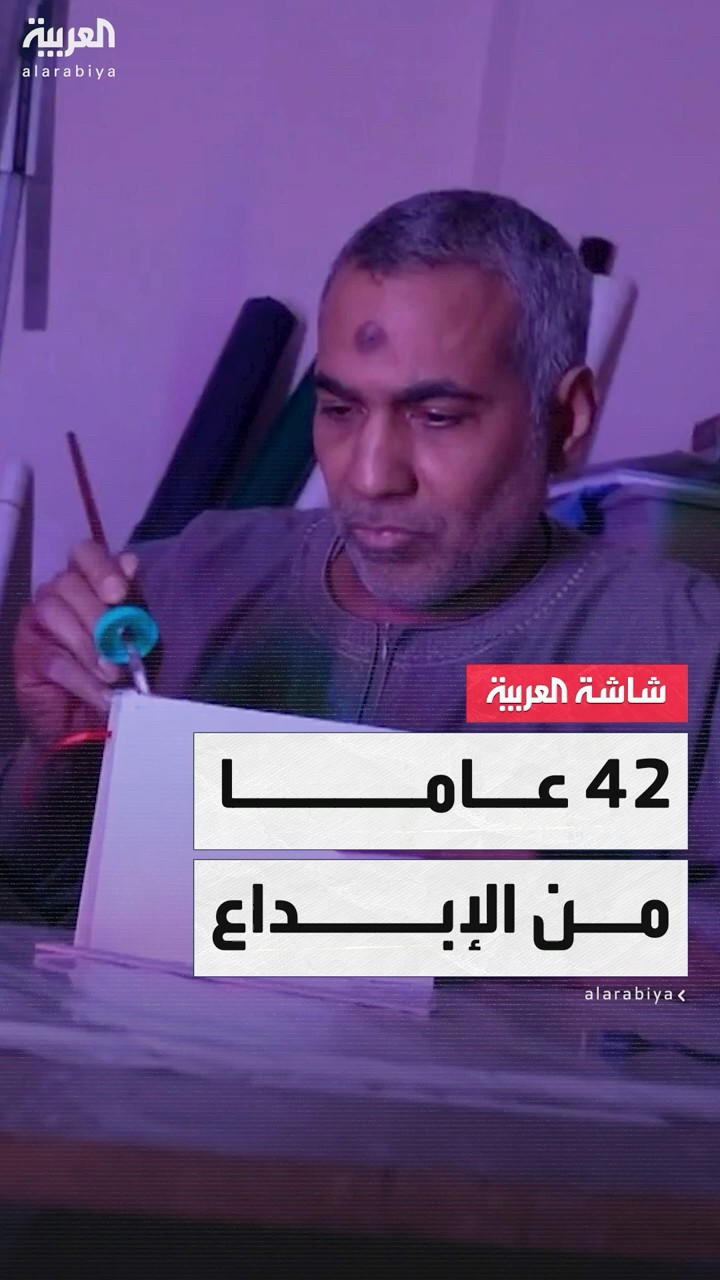 على مدار 42 عاما.. حرفي سعودي يبدع في حياكة الكتب بالطريقة التقليدية