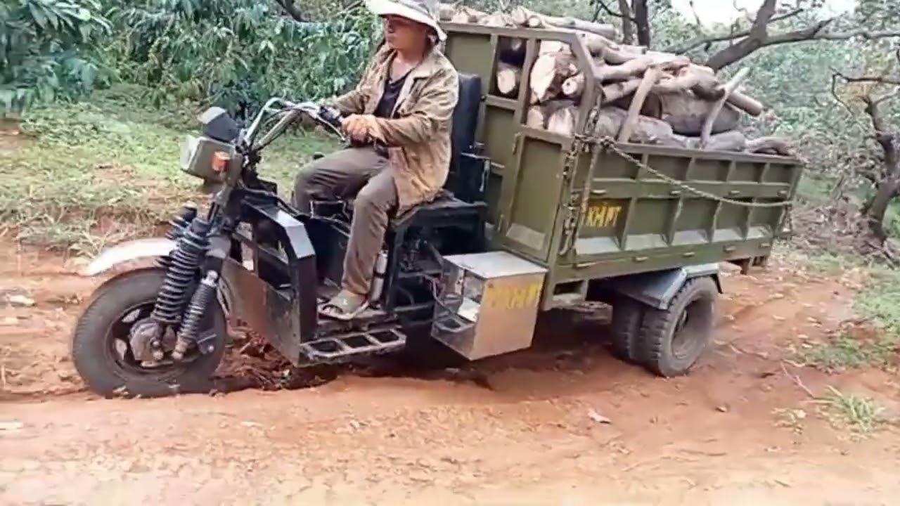 Xe ba gác bánh đôi máy xăng chở củi lên dốc quá khỏe/Modified three-wheeled vehicle