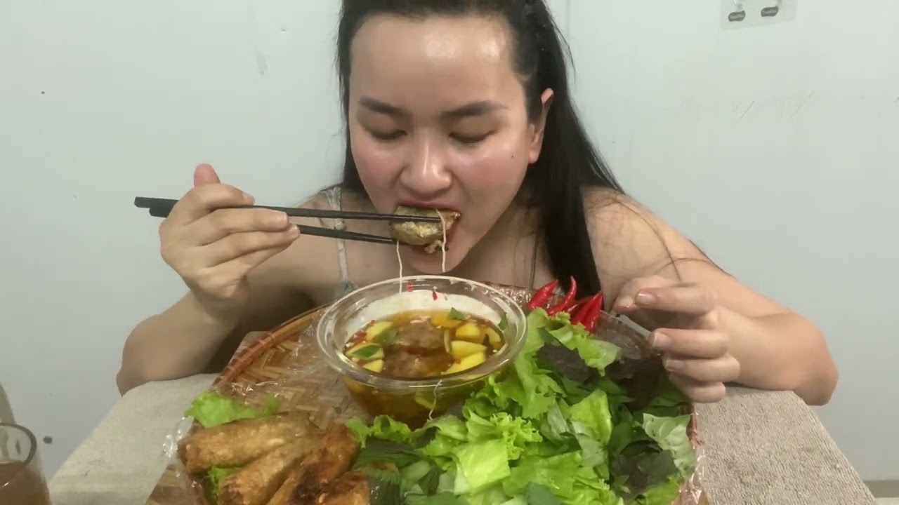 Thèm rau làm mâm bún chả ăn cho đã