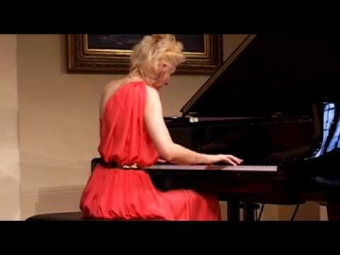 VIOLETTA EGOROVA  plays Mussorgsky .