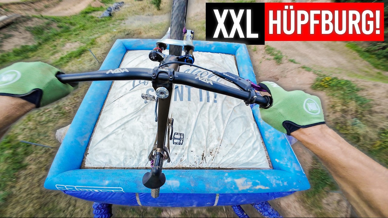 In XXL Hüpfburg mit dem Fahrrad springen!