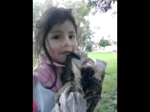 maira con un gatito