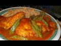 Ricas tortitas de pollo con nopales en salsa de chile guajillo