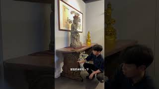 獨板、明式家具最講究的一件禮器，簡單大器。現在先為大家介紹一件看來簡單，做工非常不簡單的乾隆皇帝御用大獨板。底部的兩大片獨板，雙面雕刻超大麒麟望日，為大家特寫。