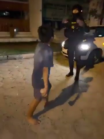 niño lanza con piedra a un policía - Bolivia