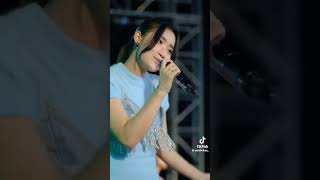 Yeni Inka Ikan Dalam Kolam