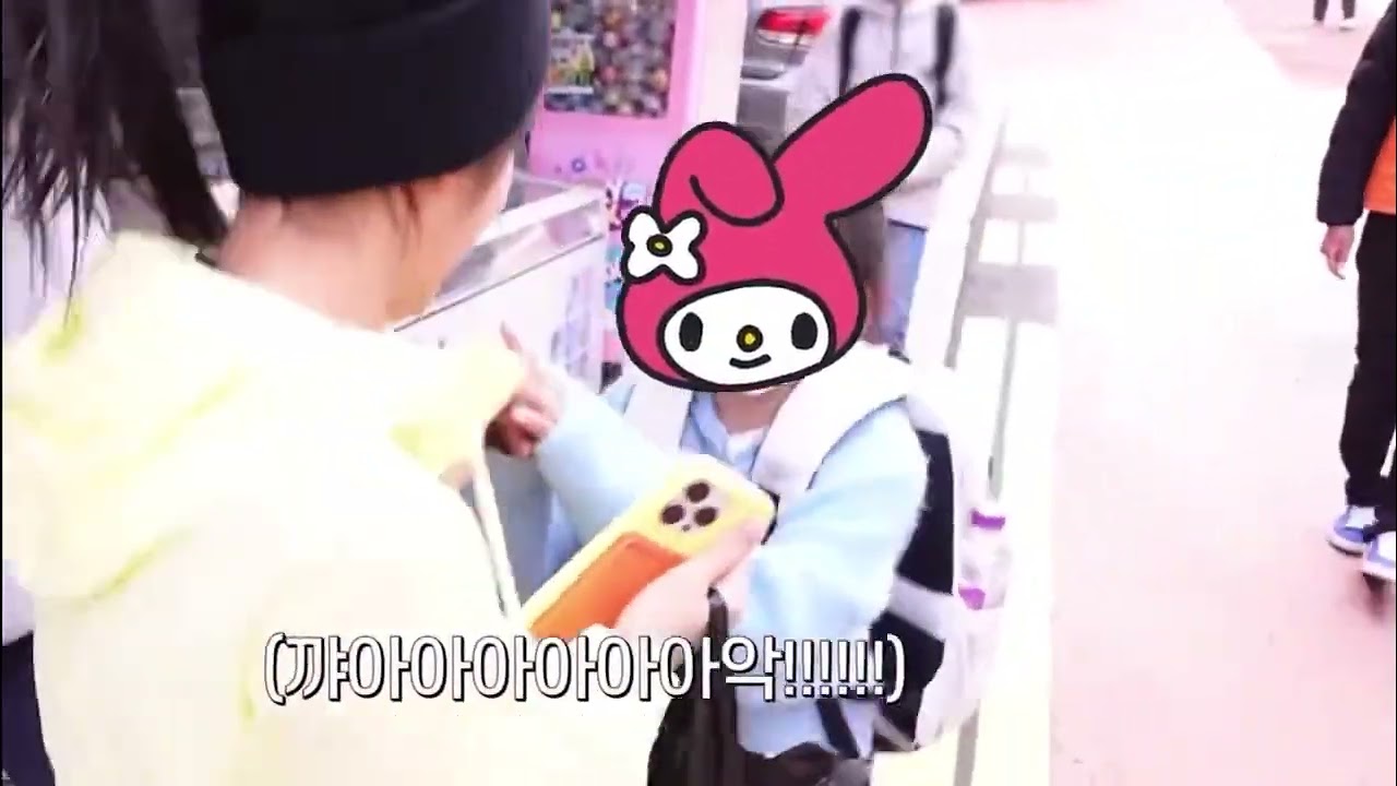 Two little kids are screaming when they see Choi Yena