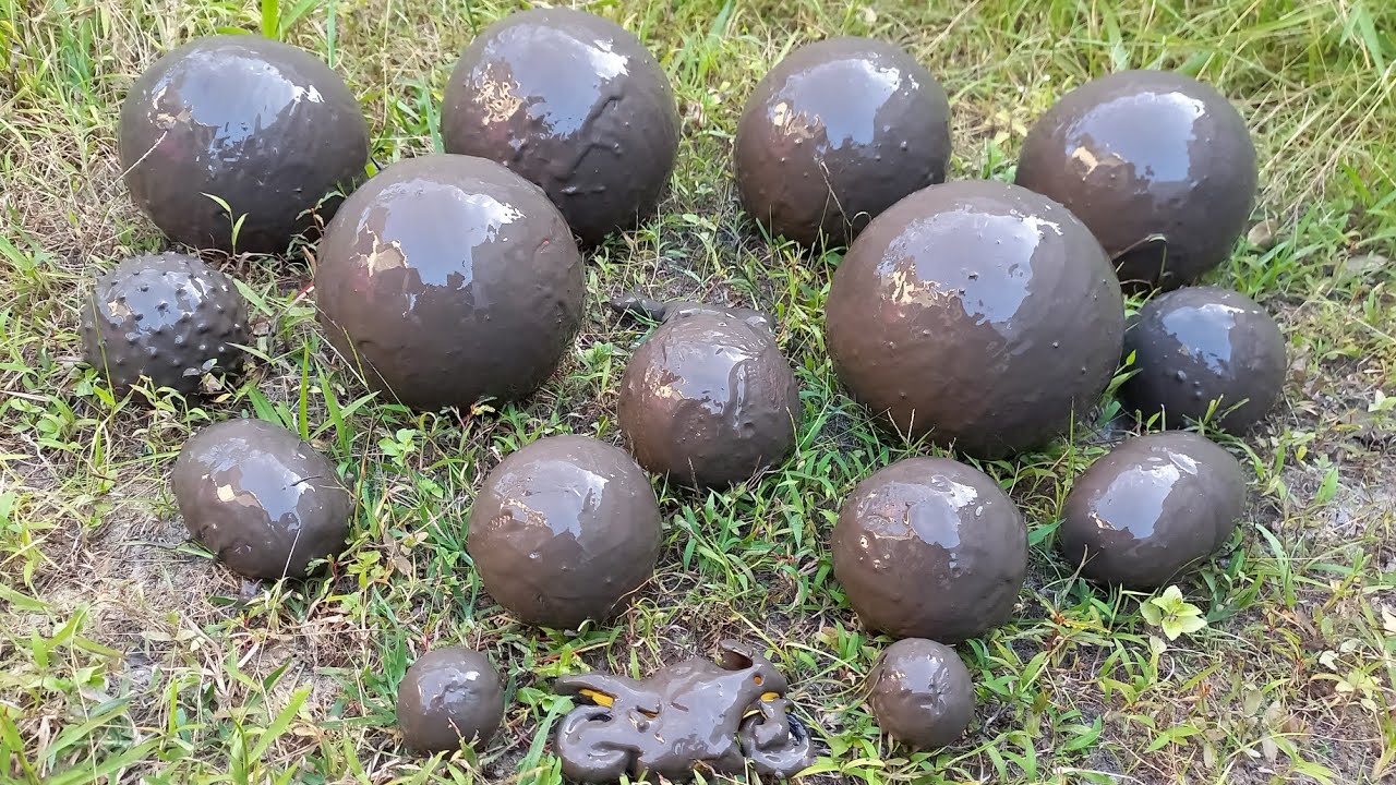 Menemukan bola kotor berlumpur ! bola emoji, bola basket, bola sepak, bola warna warni, bola kecil