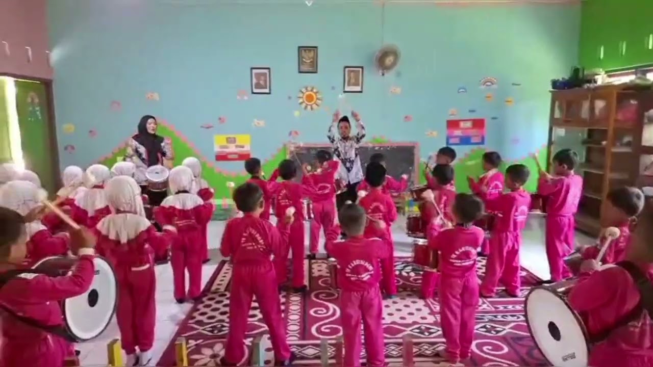 Latihan lagi... Drumband TK Kartini PGRI Kaleng Puring Kebumen