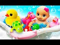 Baby Alive -nukke ja merieläimet | Vauvanukkejen kylpyaika