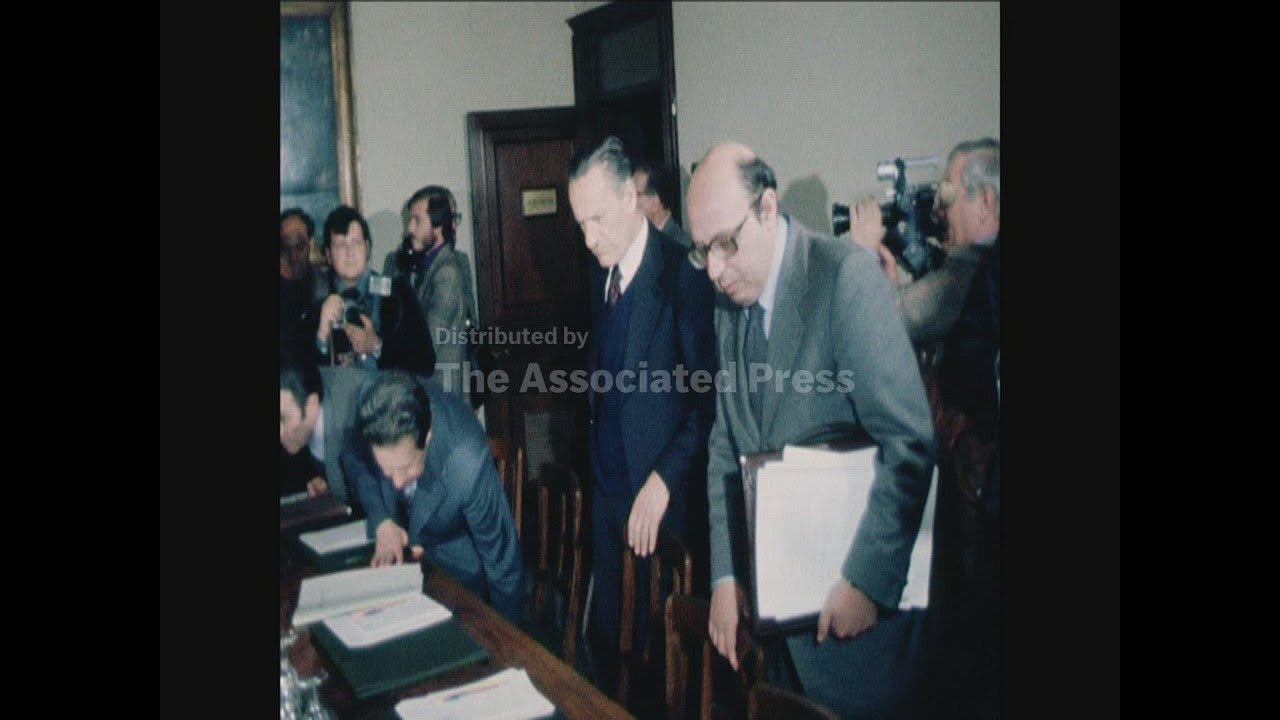 SYND 21 5 77 ITALIAN COMMUNIST PARTY MEET CHRISTIAN DEMOCRAT PARTY