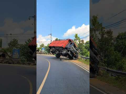 Proses evakuasi truck terguling di tikungan #shorts #truckterguling
