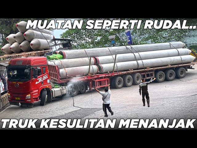 Pertama Kali Dalam Sejarah, Truk Panjang Dari China Muatan Seperti Rudal Kesulitan di Sitinjau Lauik class=