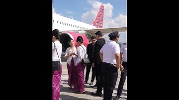 Pramugari dan Pramugara Batik Air Tiba di Bandara Sentani Papua