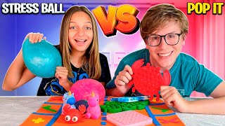 POP IT VS STRESS BALL nas TROCAS DE FIDGET TOYS | Tio Lucas e Laila