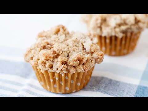 Coffee cake muffins with cinnamon swirl