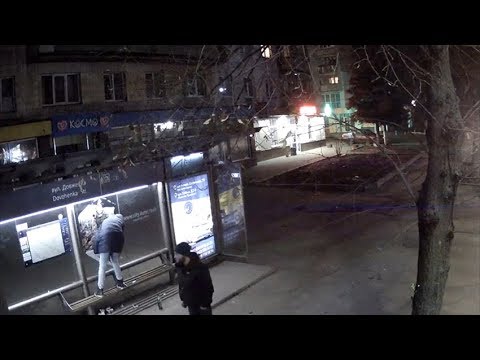 Житомир.info | Новости Житомира: Дівчина, яка пошкодила портрет військового на зупинці у Житомирі, не з'явилася до суду Житомир.info | Новости Житомира: Дівчина, яка пошкодила портрет військового на зупинці у Житомирі, не з'явилася до суду