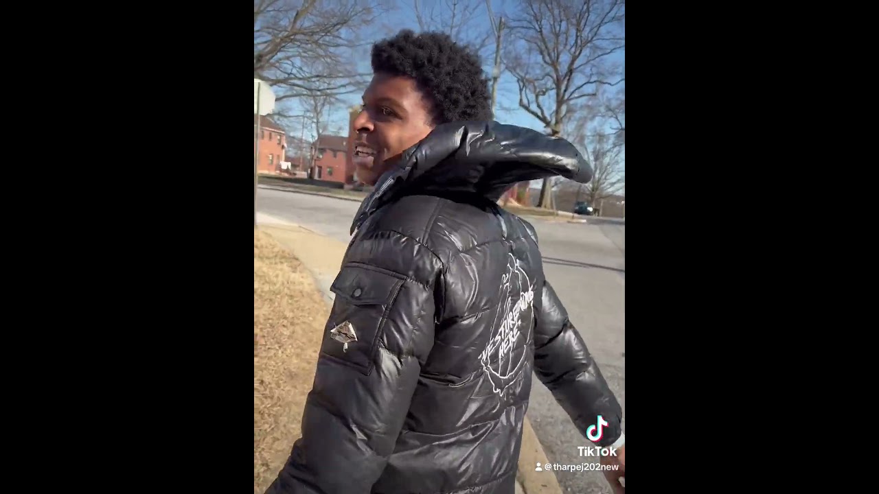 В настоящем районе Балтимора, Черри-Хилл, с лидером банды Пулей, он же Буллиано.