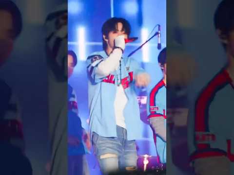 KINGKONG #트레저 #treasure #지훈 #jihoon #ジフン #라이브 #레드팬스티벌 #야구 #롯데자이언츠 #shorts (credit: 3i4JH on X)
