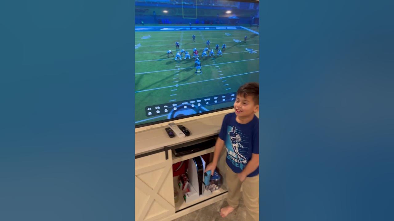 Matias does the reverse hurdle on Madden 25 with Saquon Barkley #maddens #saquonbarkley #hurdle
