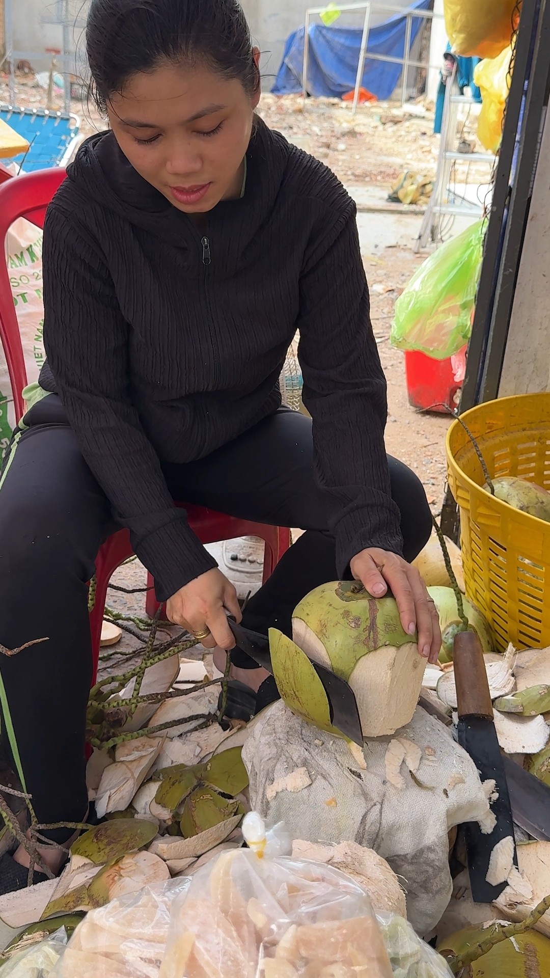 Only $0.6! Vietnamese Lady Selling Fresh Coconut Water - Fruit Cutting Skills
